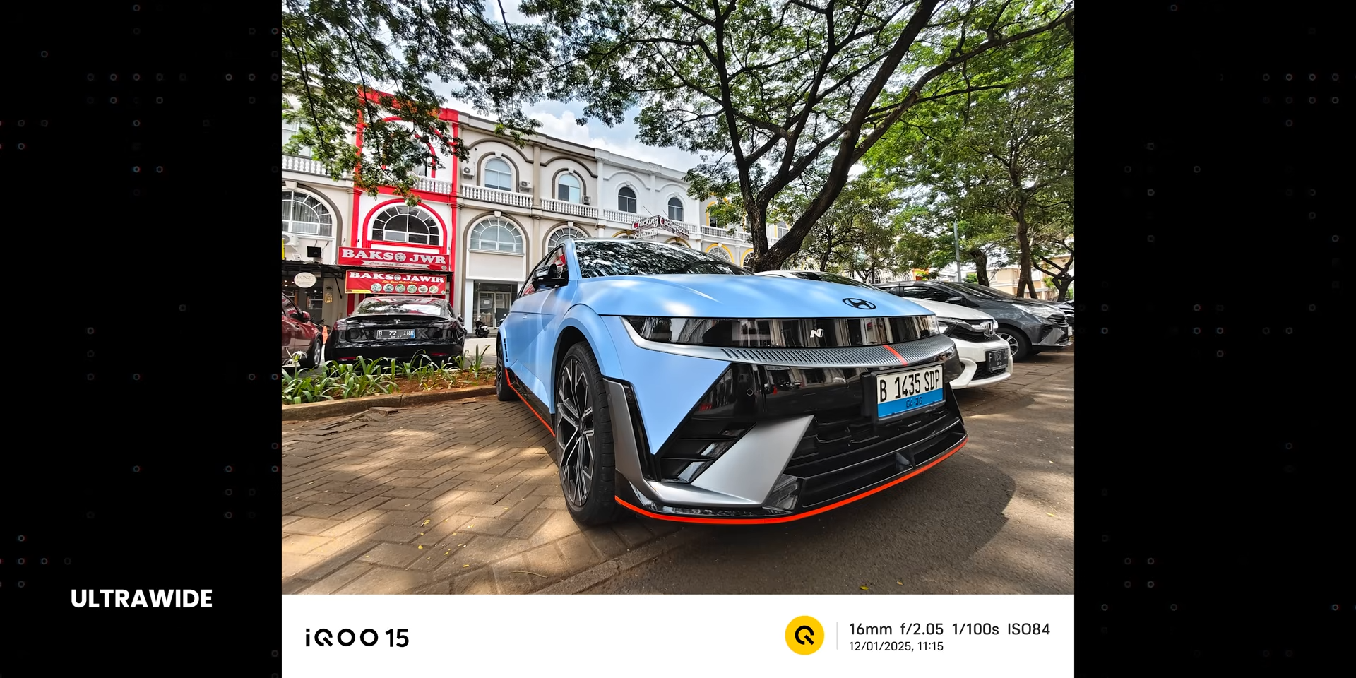 Hasil foto Hyundai Ioniq 5 N dengan lensa ultrawide 16mm iQOO 15 di area parkir luar ruangan