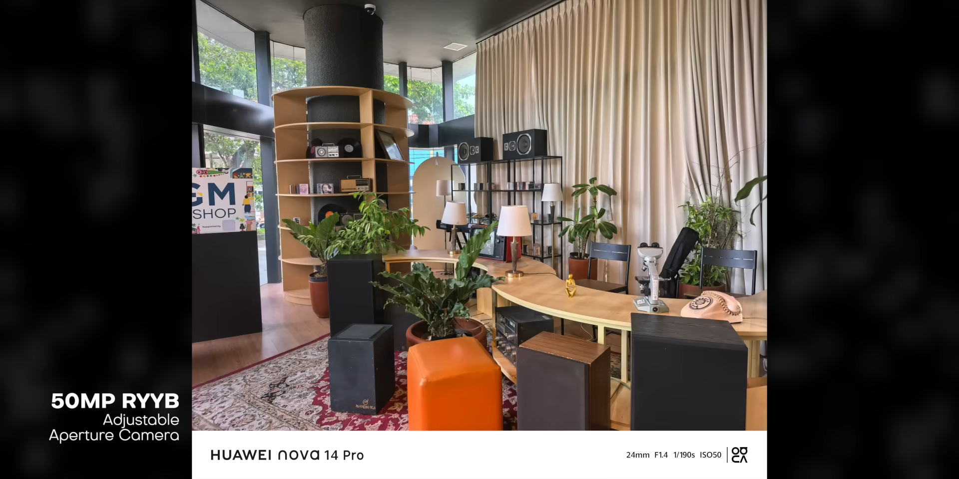 Foto interior ruangan dengan rak dan perabot di kondisi cahaya campuran dengan kamera utama Huawei Nova 14 Pro