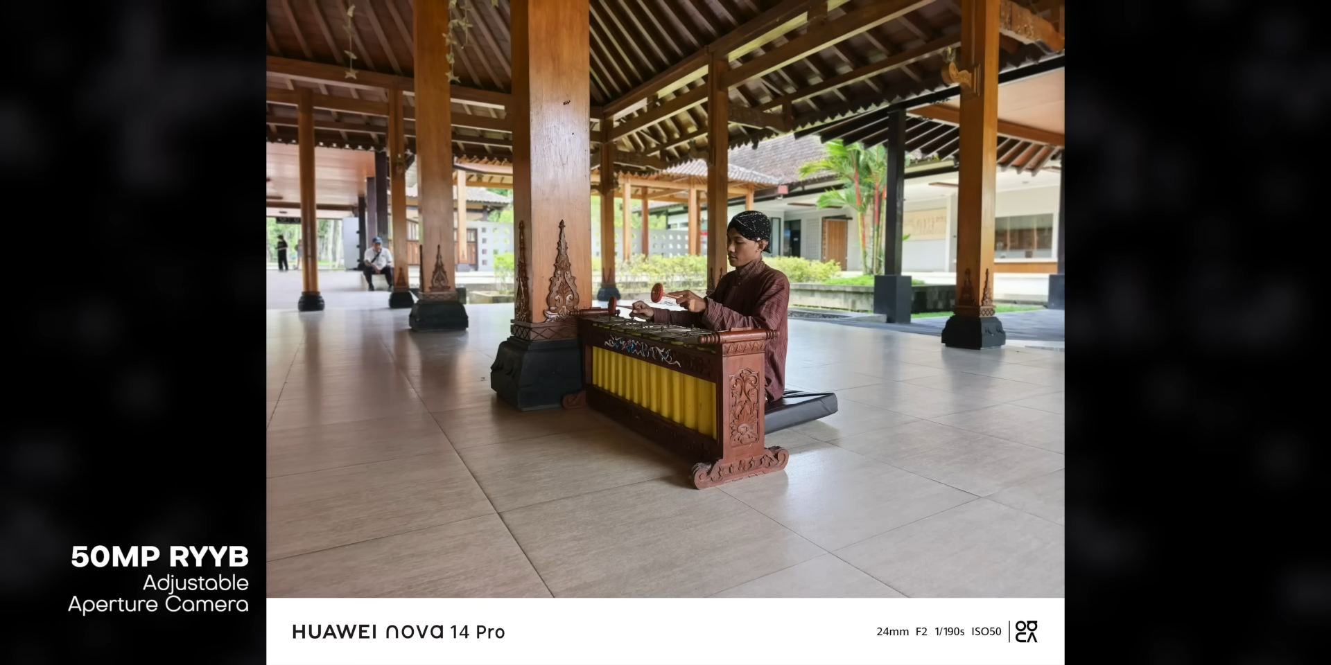 Foto pemain gamelan di pendopo dengan kamera utama Huawei Nova 14 Pro kondisi cahaya redup