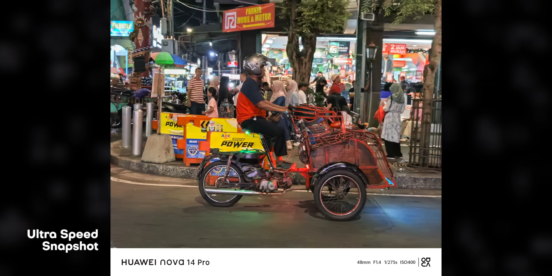 Ultra Speed Snapshot membekukan becak bermotor yang melintas di low light jalanan Malioboro