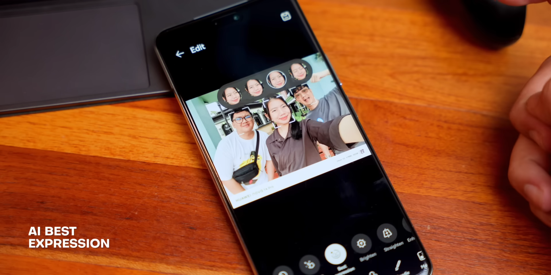 Fitur AI Best Expression di Huawei Nova 14 Pro menampilkan pilihan ekspresi wajah tiap orang dalam foto grup