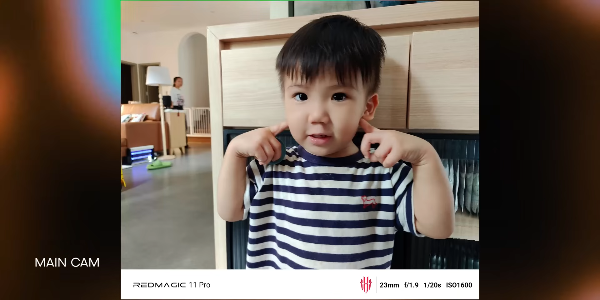Di kondisi low light dengan ISO tinggi, kamera utama masih bisa mengunci subjek bergerak