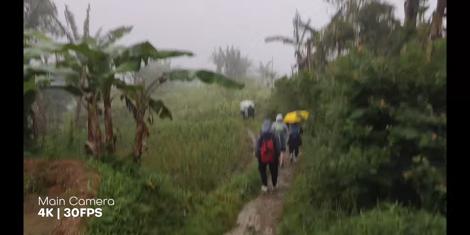 Rekaman video 4K 30fps kamera belakang Redmi Note 15 Pro Plus saat tracking di jalur hujan