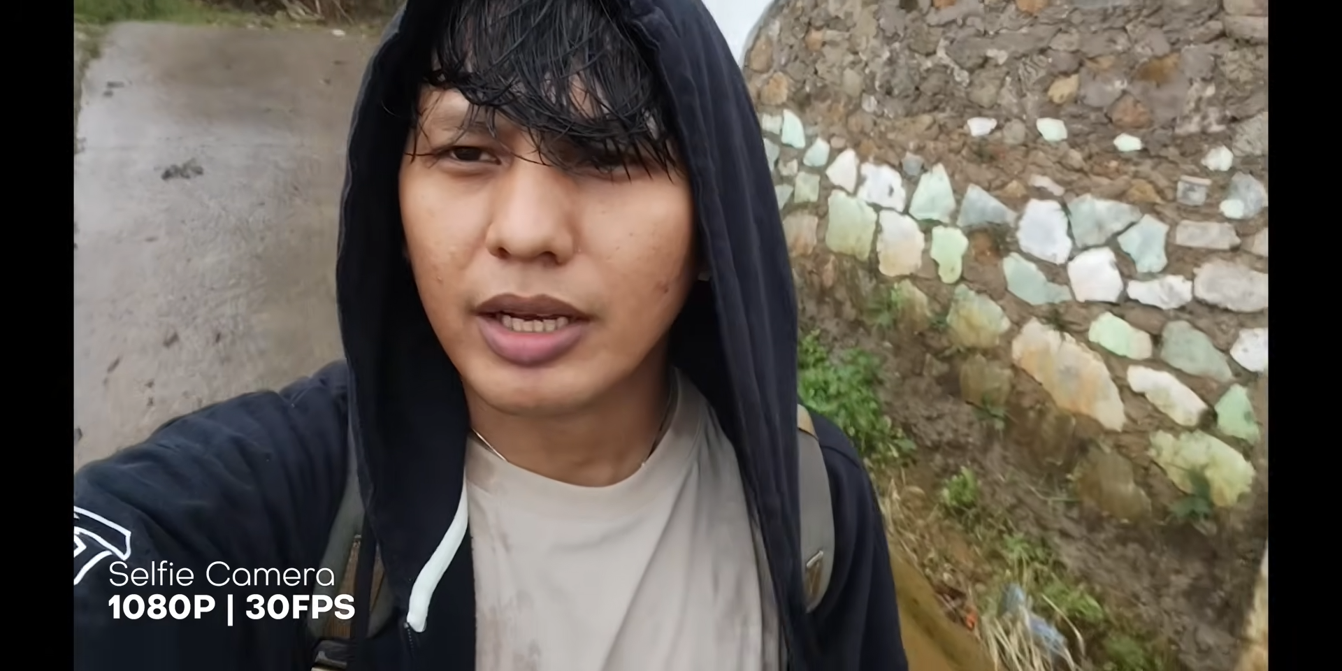 Rekaman selfie video 1080p 30fps Redmi Note 15 Pro Plus dalam kondisi hujan di outdoor