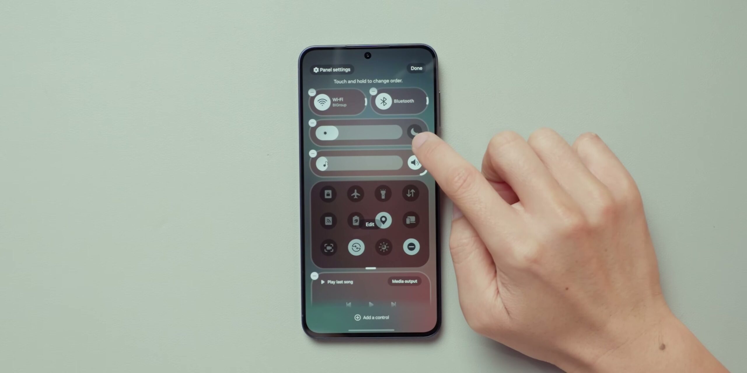 Interface quick panel yang telah dikustomisasi penuh dengan brightness bar vertikal dan kontrol yang diatur ulang