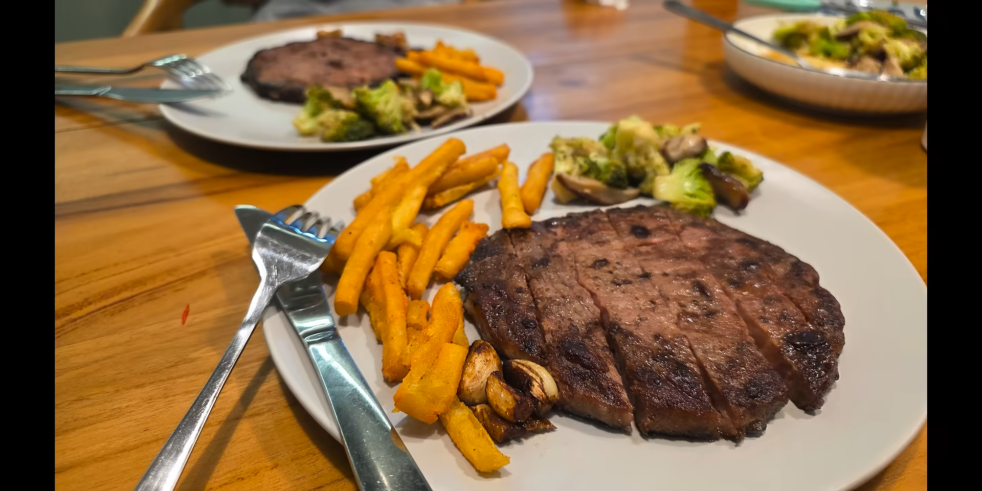 Hasil foto hidangan steak dengan main camera Galaxy Z Fold 7