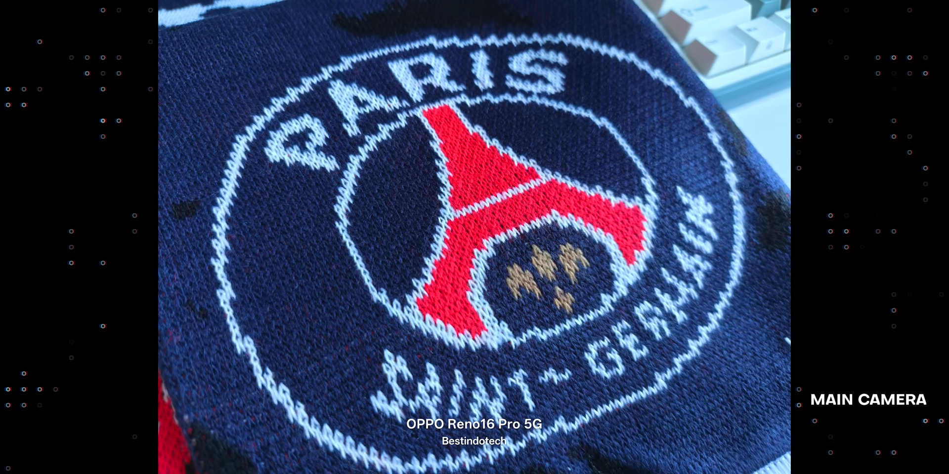 Foto close up detail bordir syal PSG dengan main camera OPPO Reno16 Pro 5G