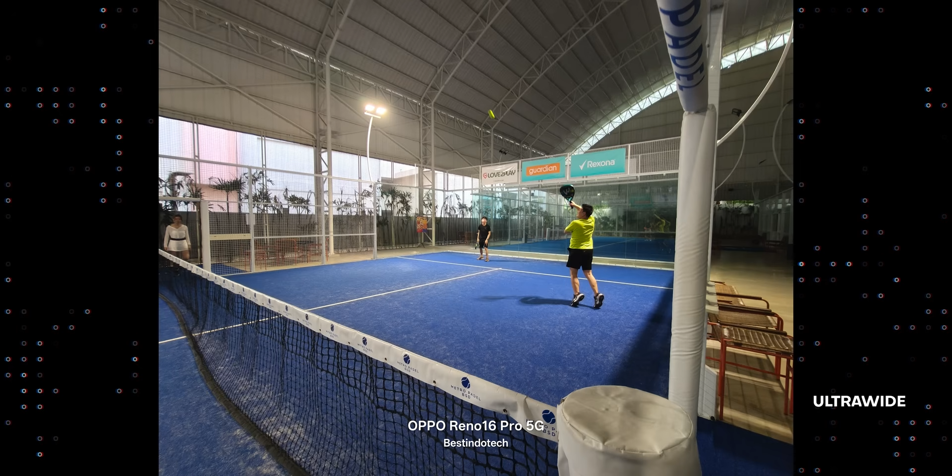Foto suasana bermain padel dengan menggunakan kamera ultrawide OPPO Reno16 Pro 5G