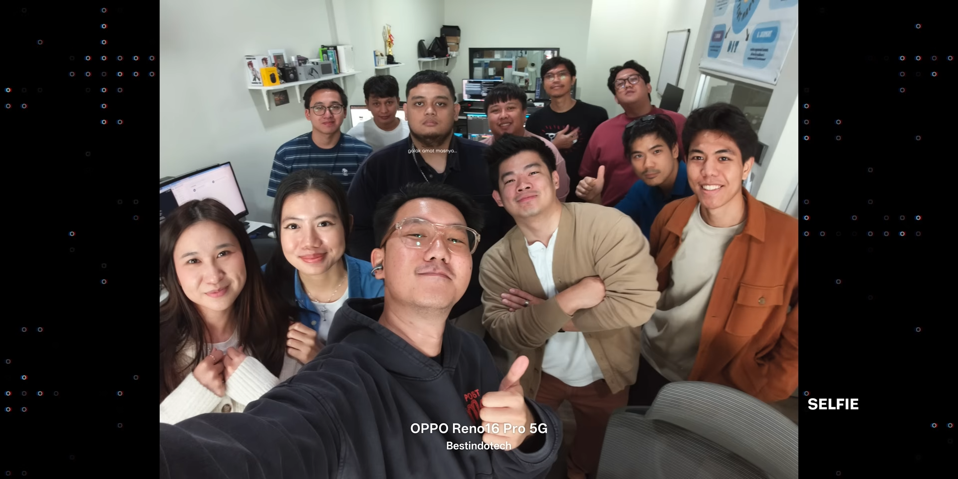 Foto grup dengan menggunakan kamera selfie OPPO Reno16 Pro 5G