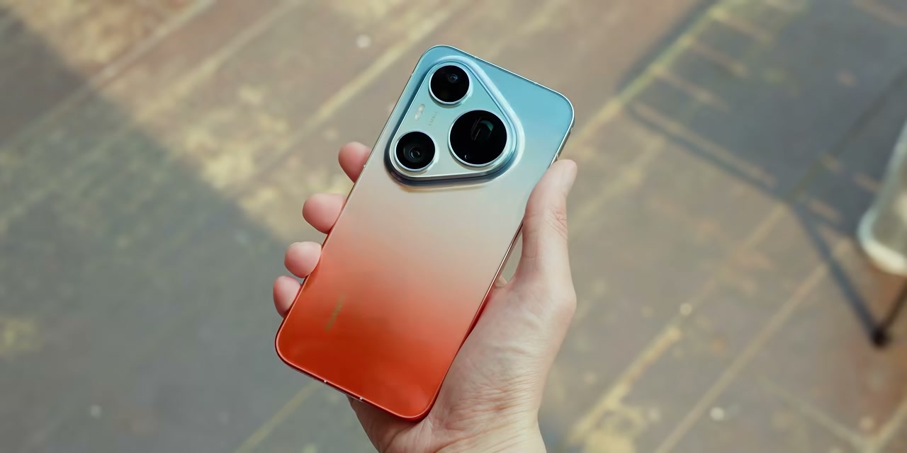 Ponsel dengan desain gradasi warna yang digenggam, menonjolkan modul kamera belakang