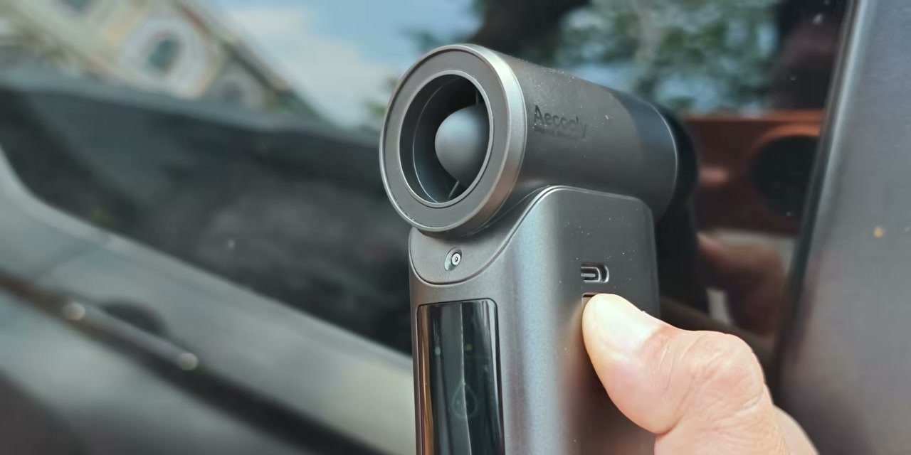 Port USB-C pada kipas portabel untuk pengisian daya