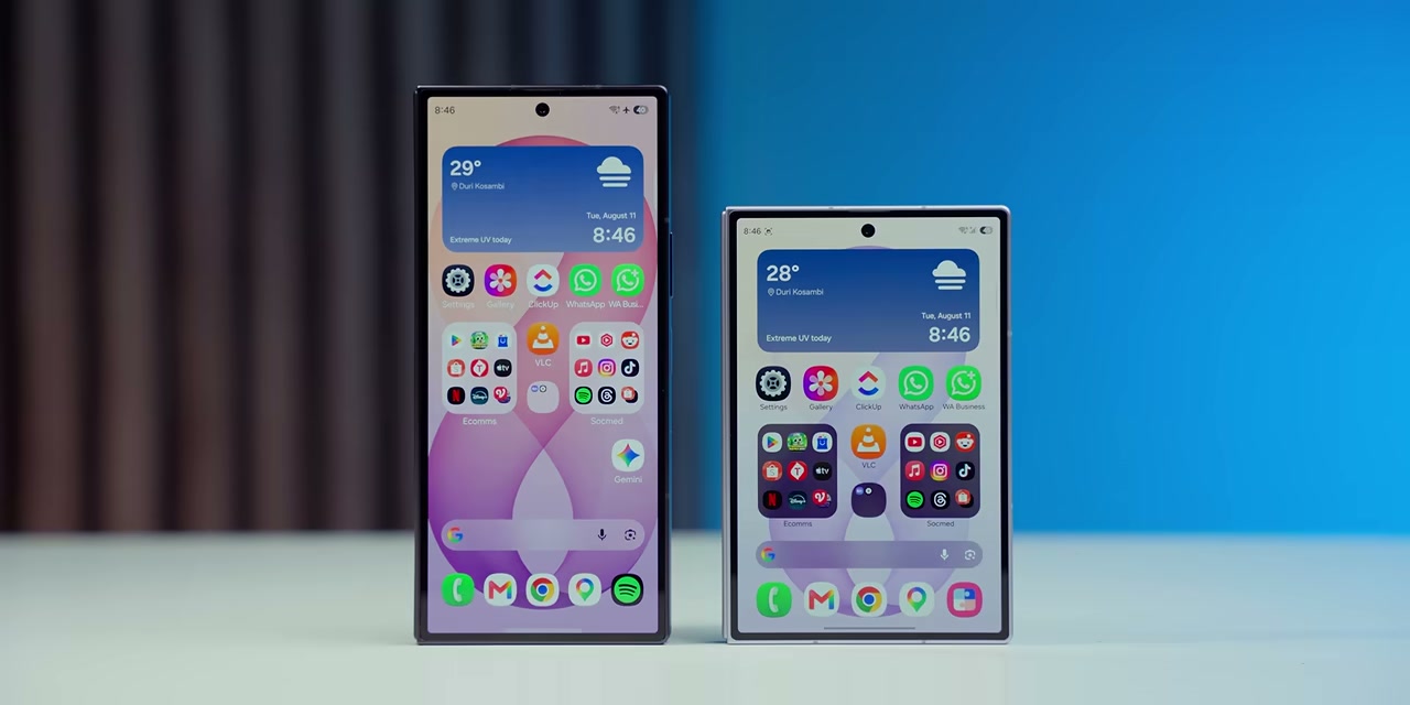 Perbandingan ukuran layar depan Galaxy Z Fold8 Ultra dengan Z Fold8
