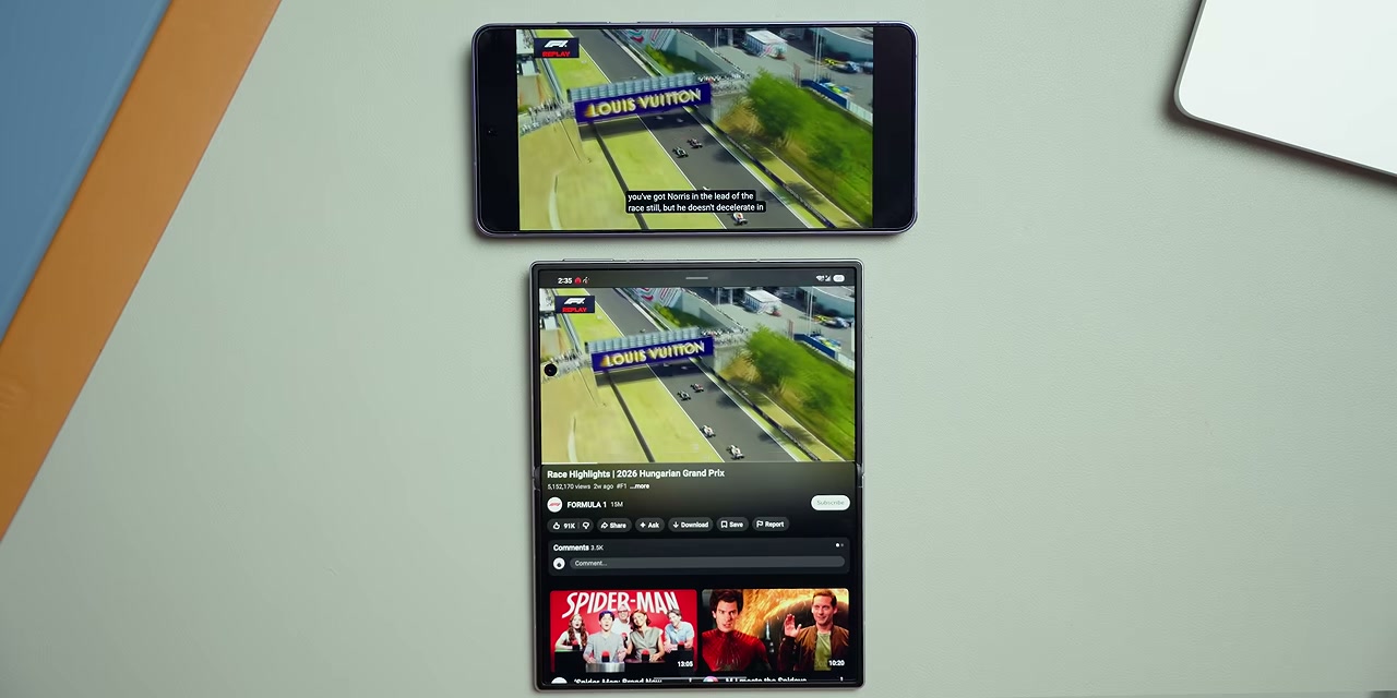 Perbandingan Galaxy Z Fold8 Ultra dengan Z Fold8 menonton video