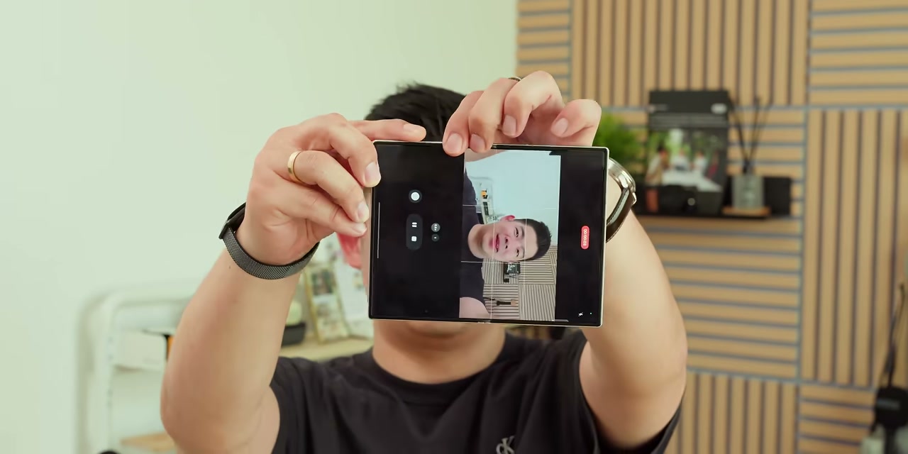 Penggunaan Samsung Z Fold 8 untuk merekam video selfie
