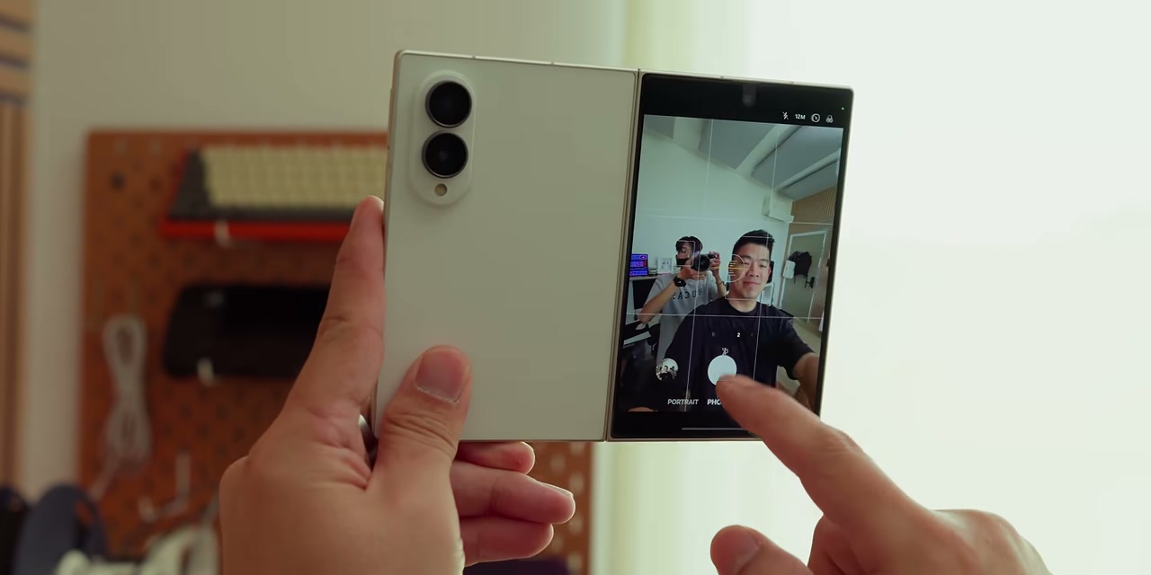Galaxy Z Fold8 mengambil foto selfie dengan mode Flex