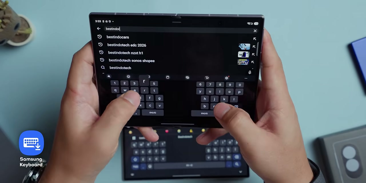 Keyboard Samsung di layar lipat dengan mode split