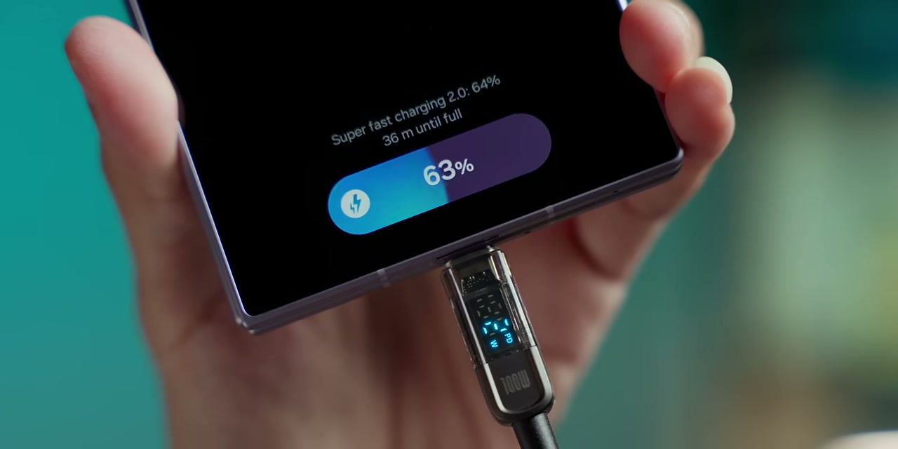 Ponsel sedang diisi daya dengan charger ECMIC