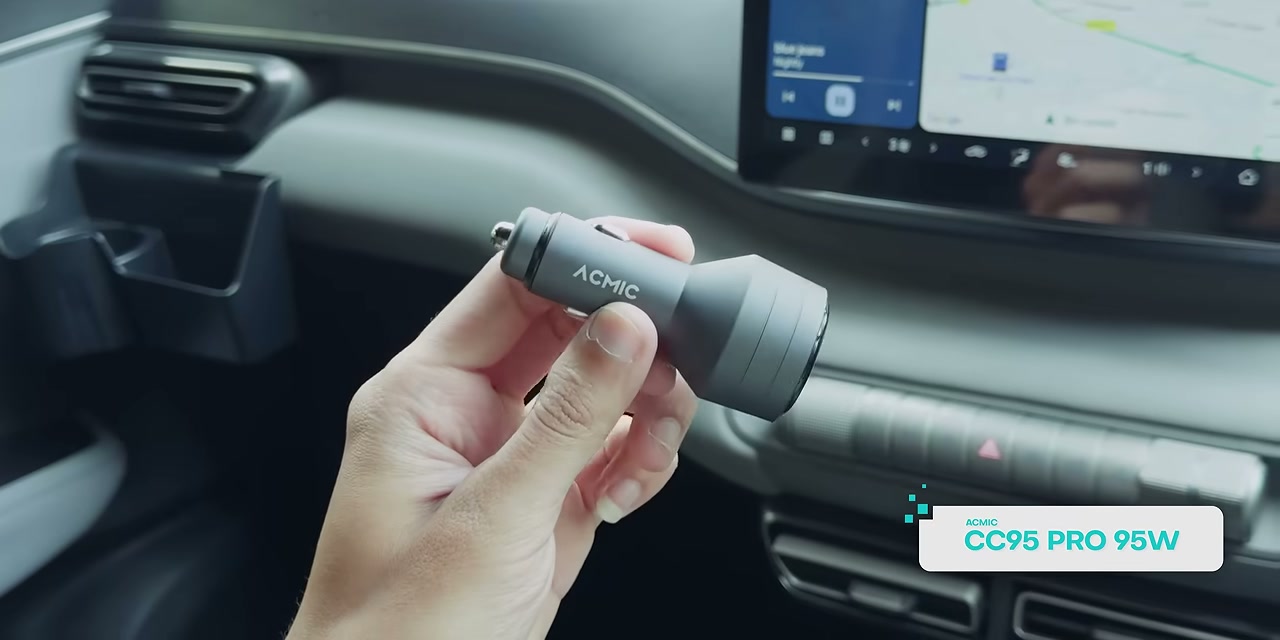 Car charger ECMIC CC95 Pro di dalam mobil