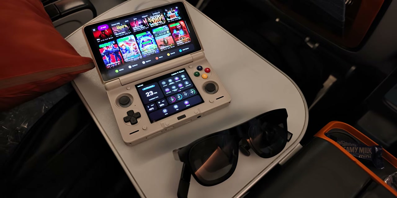 Kacamata AR dengan perangkat gaming portabel di meja pesawat
