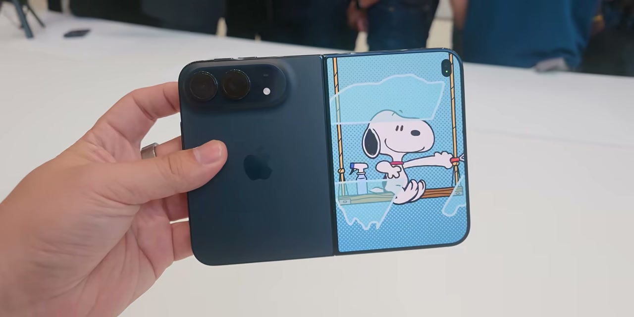 Fitur 'Kid Cue' menampilkan animasi Snoopy di layar luar ponsel untuk menarik perhatian
