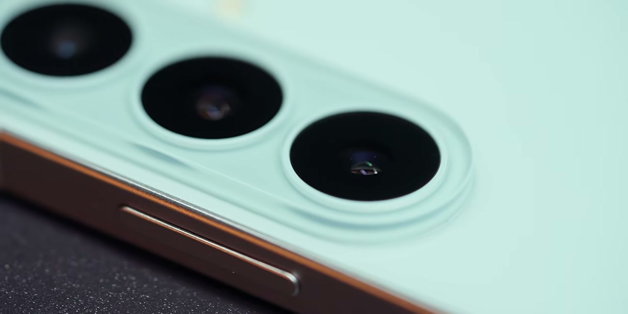 Modul kamera Galaxy S26 FE dengan tiga lensa