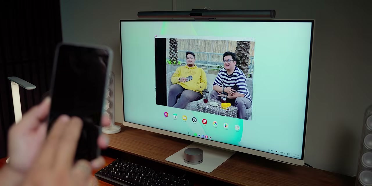Tampilan Samsung DeX nirkabel dari Galaxy S26 FE di monitor
