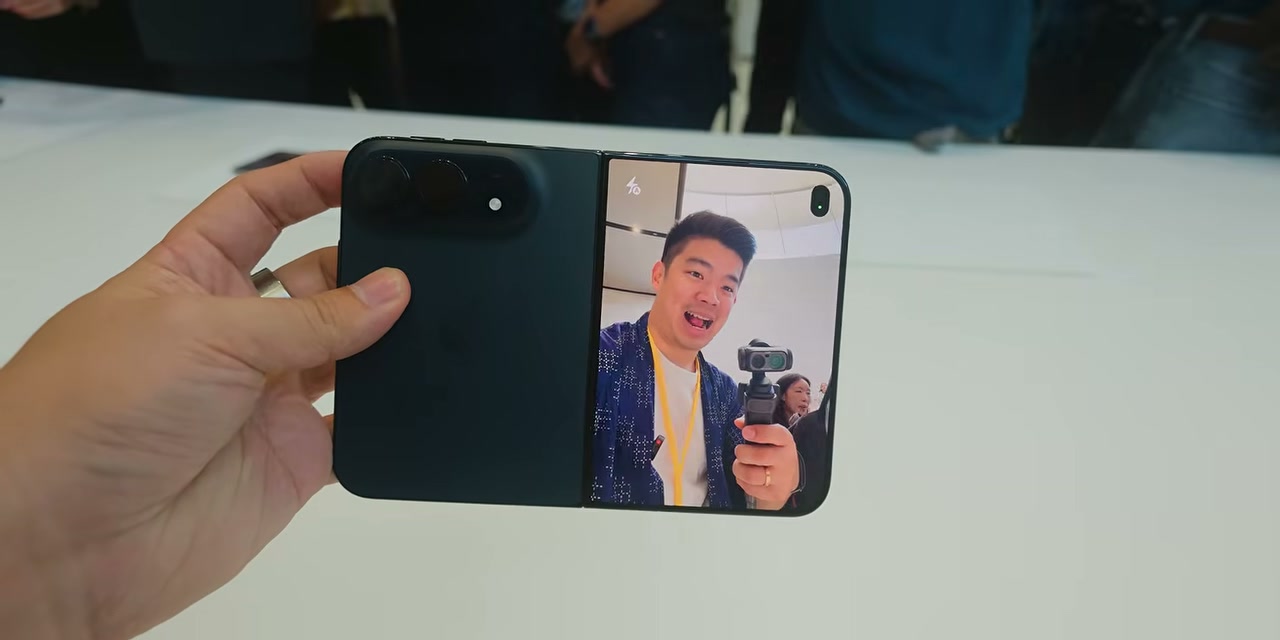 iPhone Duo dalam mode Flex dengan kamera depan aktif
