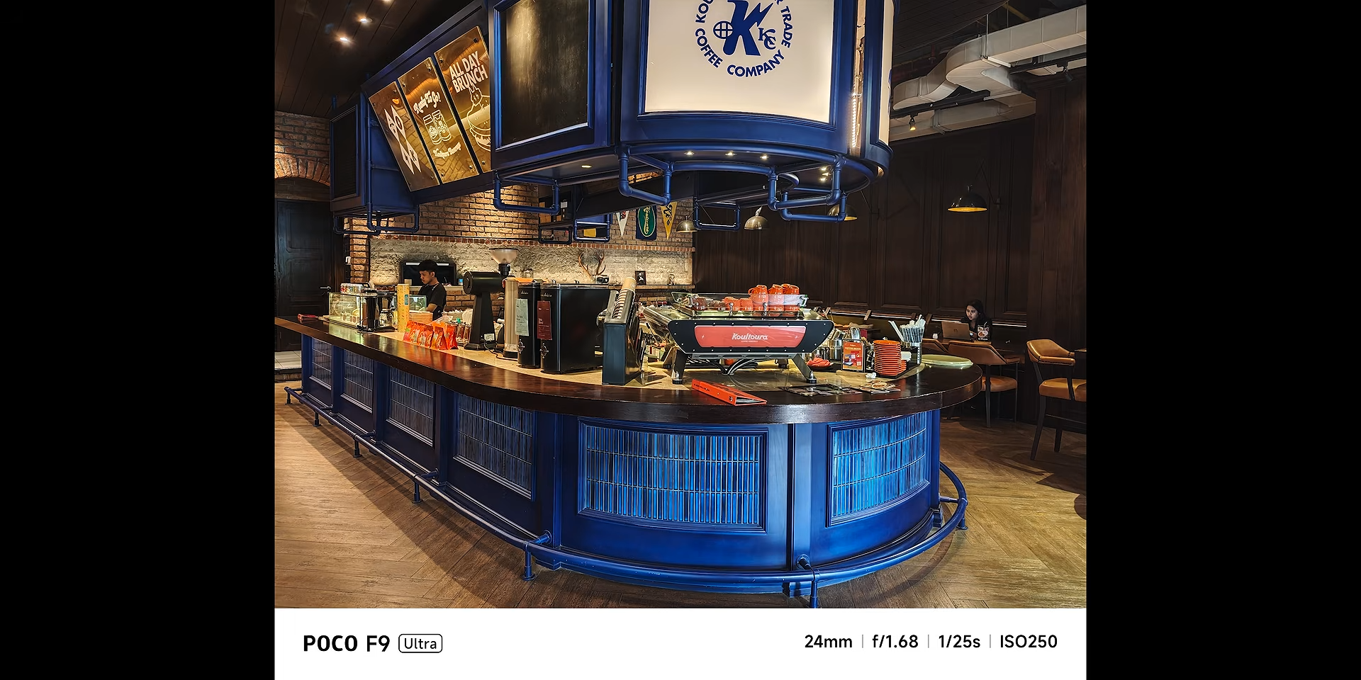 Hasil foto interior kafe dengan main camera POCO F9 Ultra