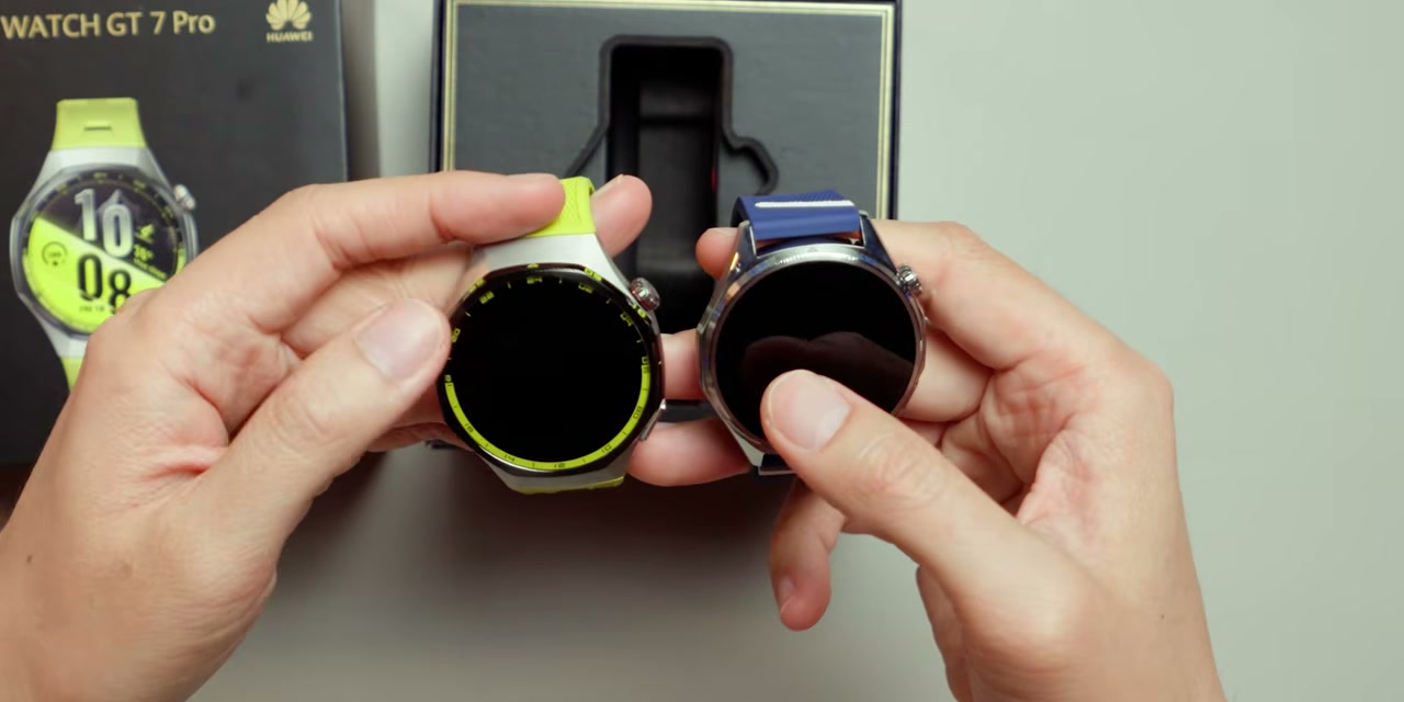 Kedua smartwatch menampilkan desain yang serupa dengan pilihan strap yang berbeda