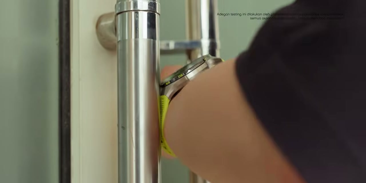 HUAWEI Watch GT 7 Pro bergesekan dengan gagang pintu logam