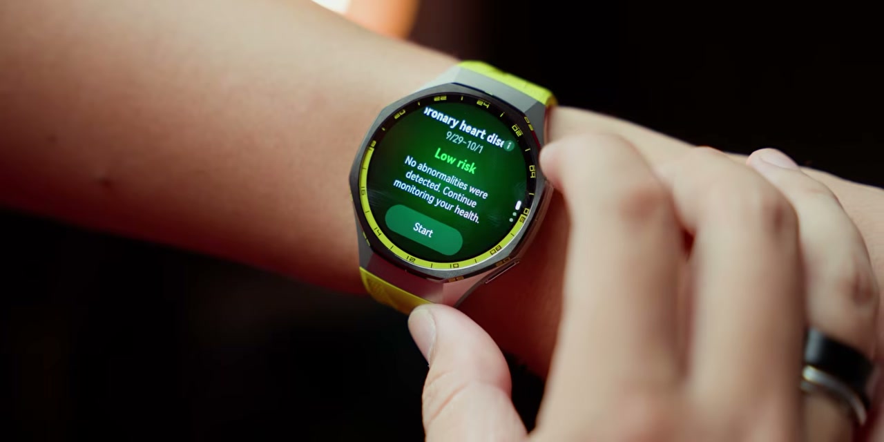 Interaksi dengan smartwatch yang menunjukkan hasil deteksi risiko penyakit jantung koroner