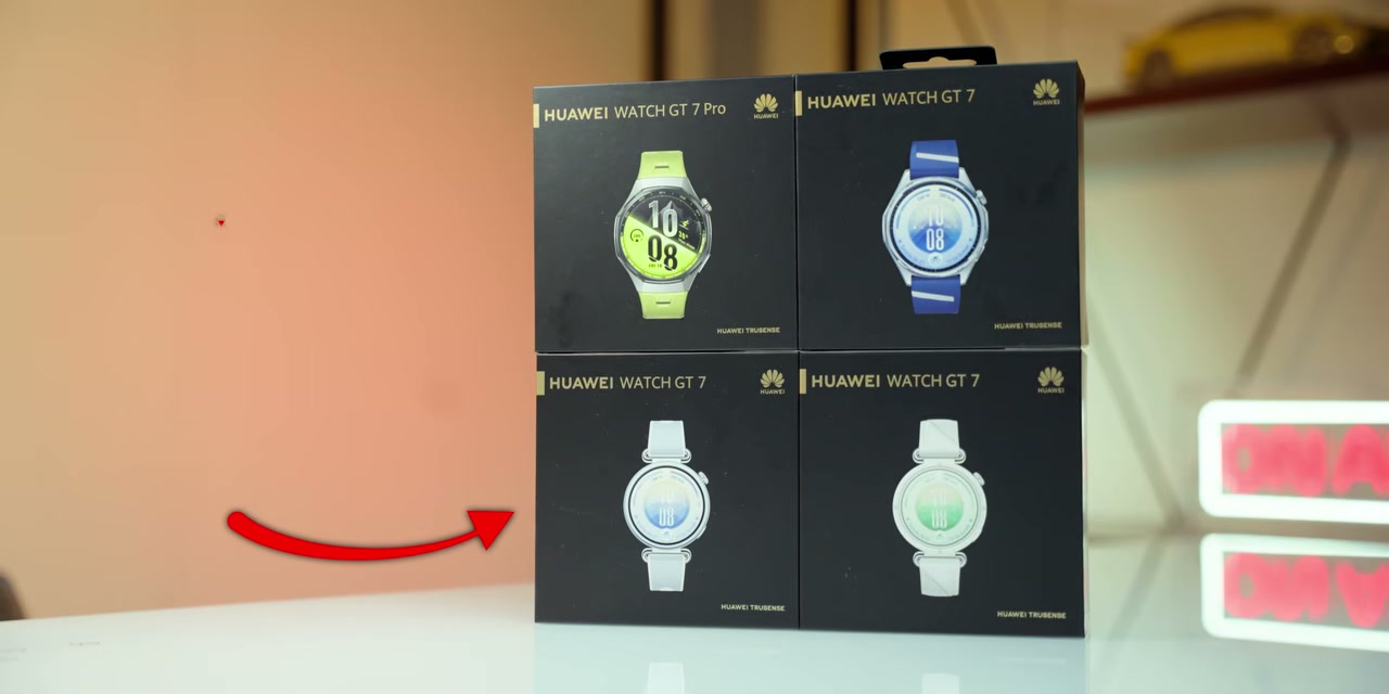 Empat kotak HUAWEI Watch GT 7 Pro dan GT 7 dengan varian warna