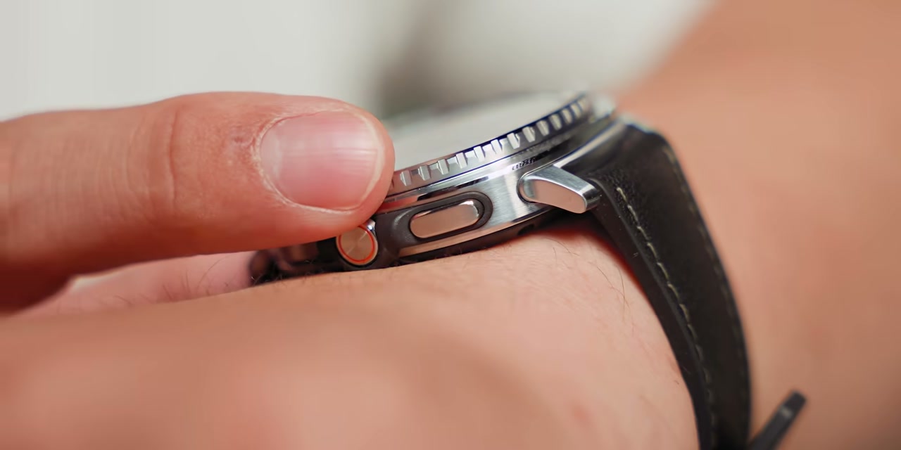 Sisi Galaxy Watch Classic dengan rotating bezel fisik dan tombol