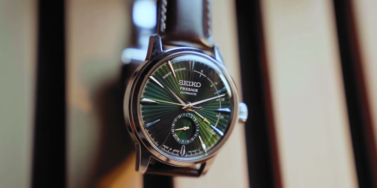 Tampilan dekat jam tangan analog Seiko Presage Midnight Mockingbird