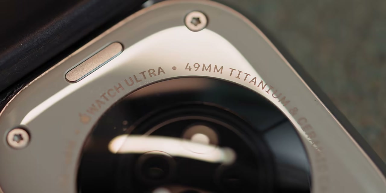 Bagian belakang Apple Watch Ultra dengan tulisan 49mm Titanium
