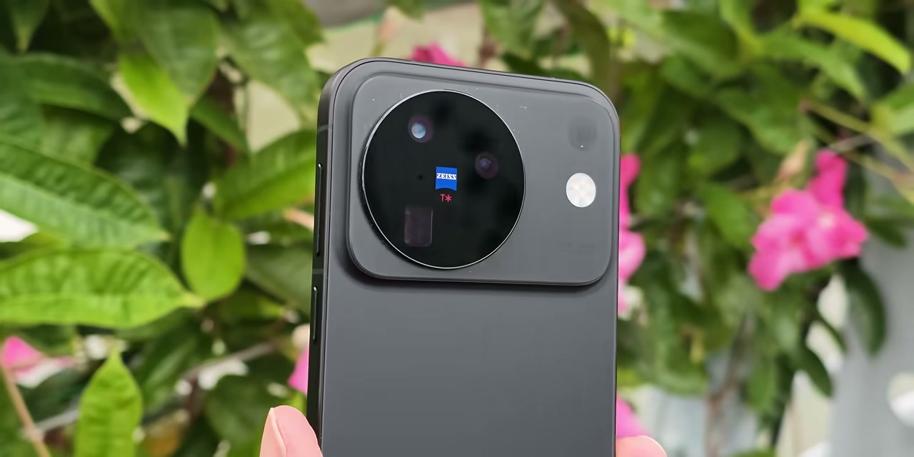 Desain modul kamera belakang Vivo X500 dengan logo ZEISS