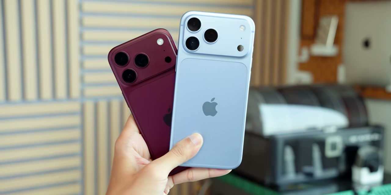 Perbandingan desain dan warna dua varian smartphone yang digenggam