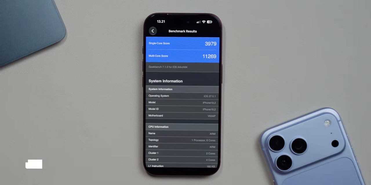 Layar iPhone menampilkan hasil benchmark Geekbench 7