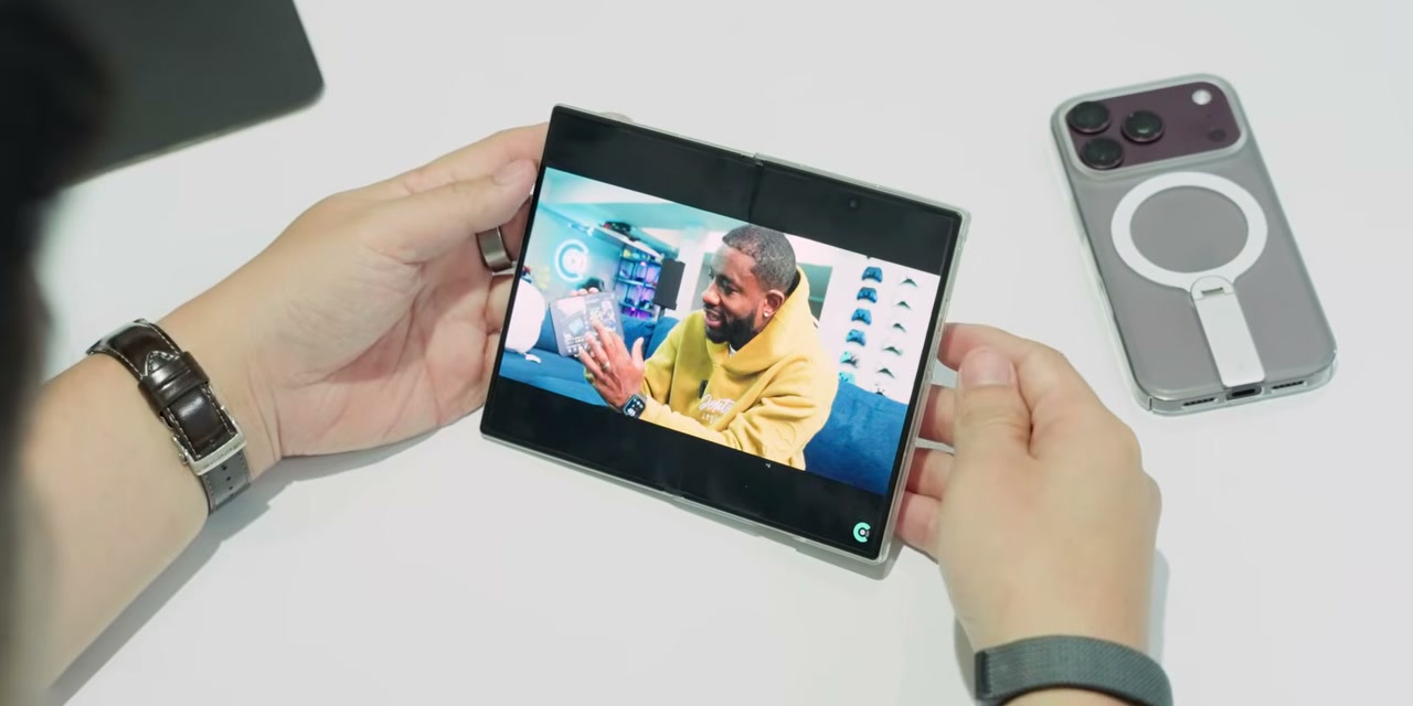 Smartphone lipat menampilkan video YouTube dengan layar terbentang