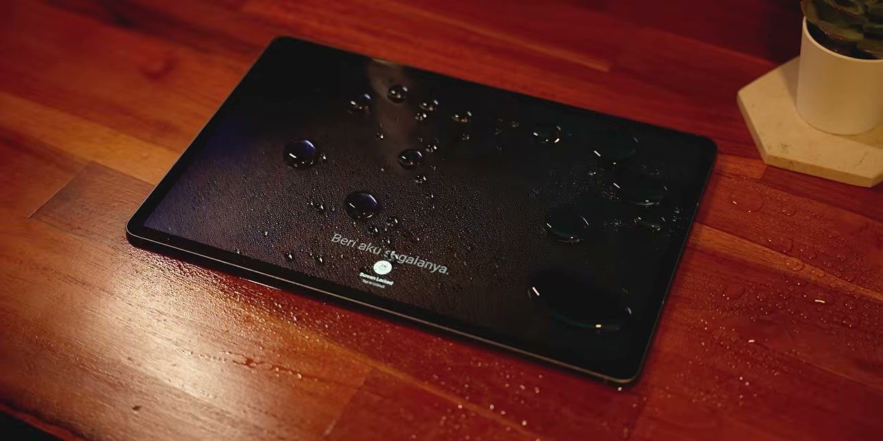 Tablet Samsung Galaxy Tab S12+ dengan tetesan air di layar
