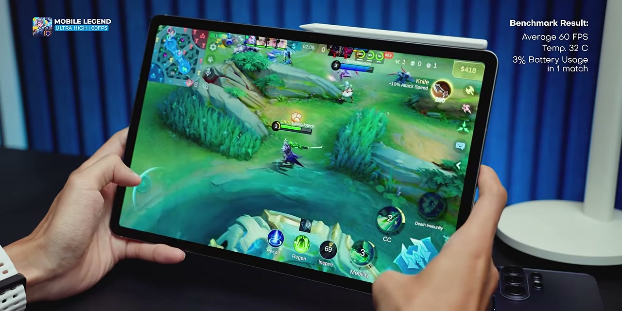 Tablet menampilkan gameplay Mobile Legends dengan benchmark result