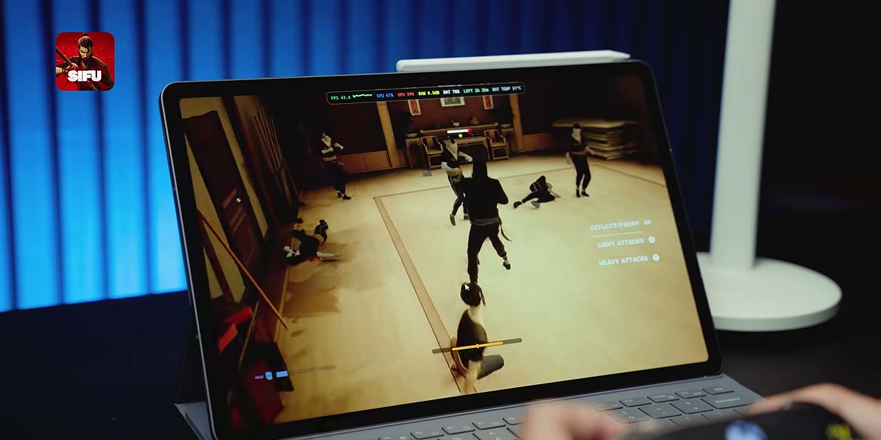 Tablet menampilkan gameplay Sifu dengan informasi FPS dan suhu