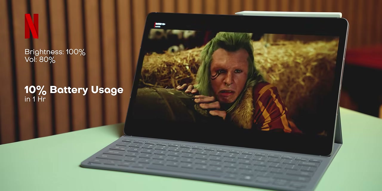 Tablet menampilkan film Netflix dengan keterangan persentase baterai