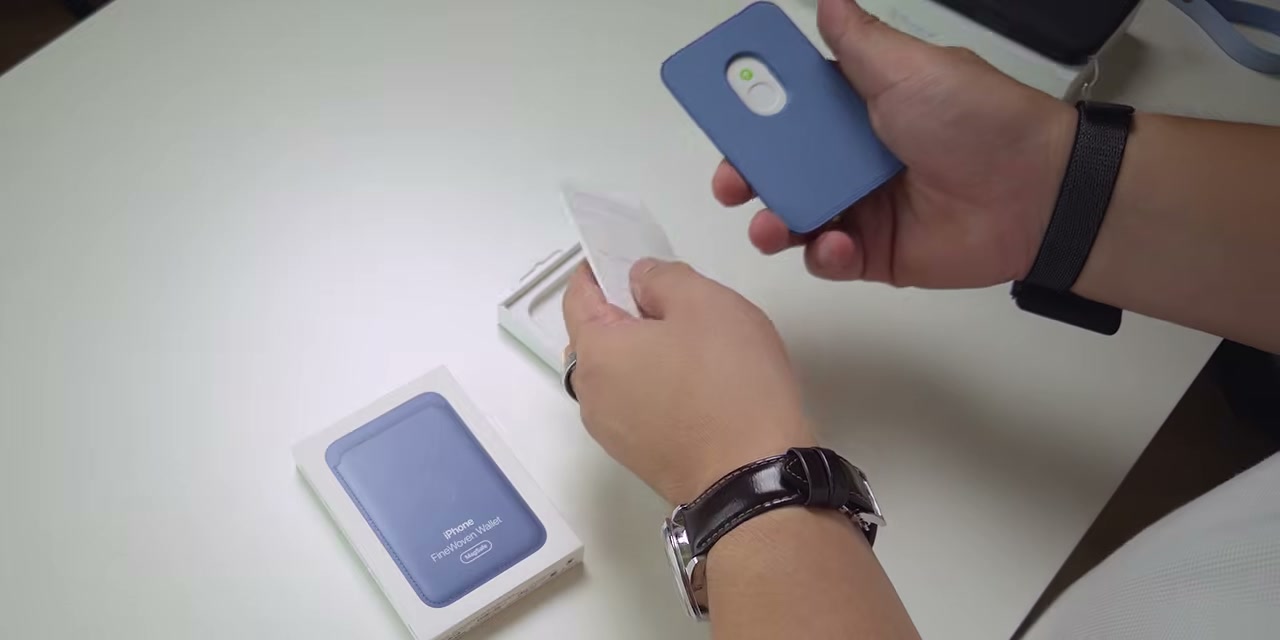 Detail dompet MagSafe dan cara penggunaannya