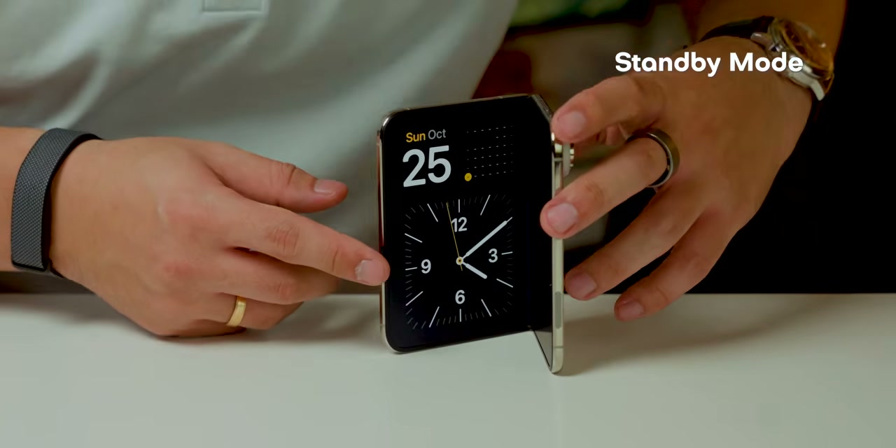 iPhone Duo menampilkan Standby Mode dalam posisi terbuka setengah